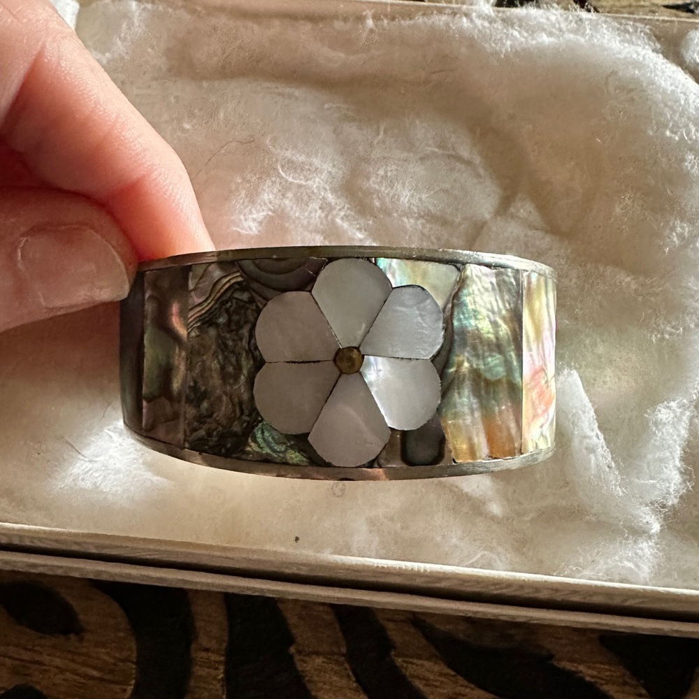 CREAM FLOWER ABALONE INLAID CUFF BRACELET ALPACA SILVER
